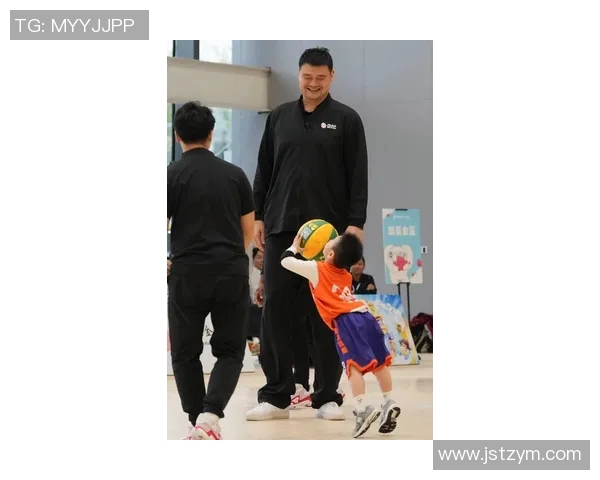 海耶斯亲自指导姚明训练揭秘两位篮球巨星的传奇故事与默契配合